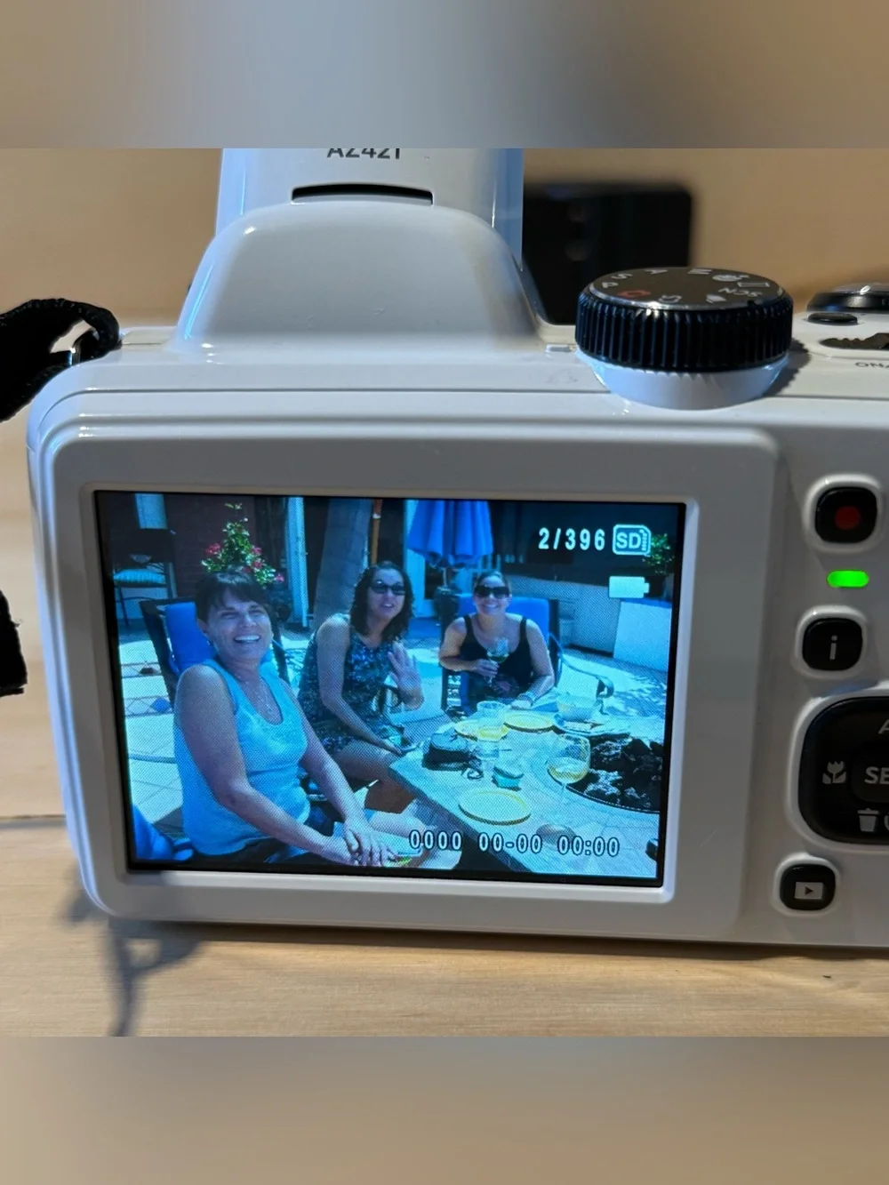 Kodak PIXPRO AZ421 16.0 MP Digital Camera Wht Tested Good w/Bat-Char-SDCard Read